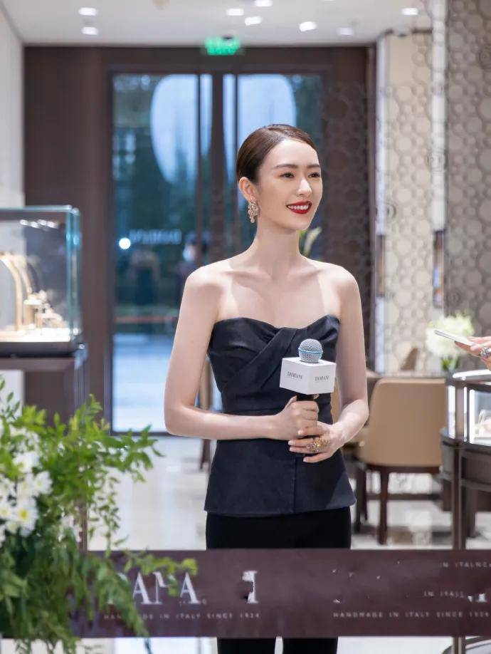 迪丽热巴路人镜头下的女明星：刘诗诗唐嫣法令纹明显，迪丽热巴童瑶身材好