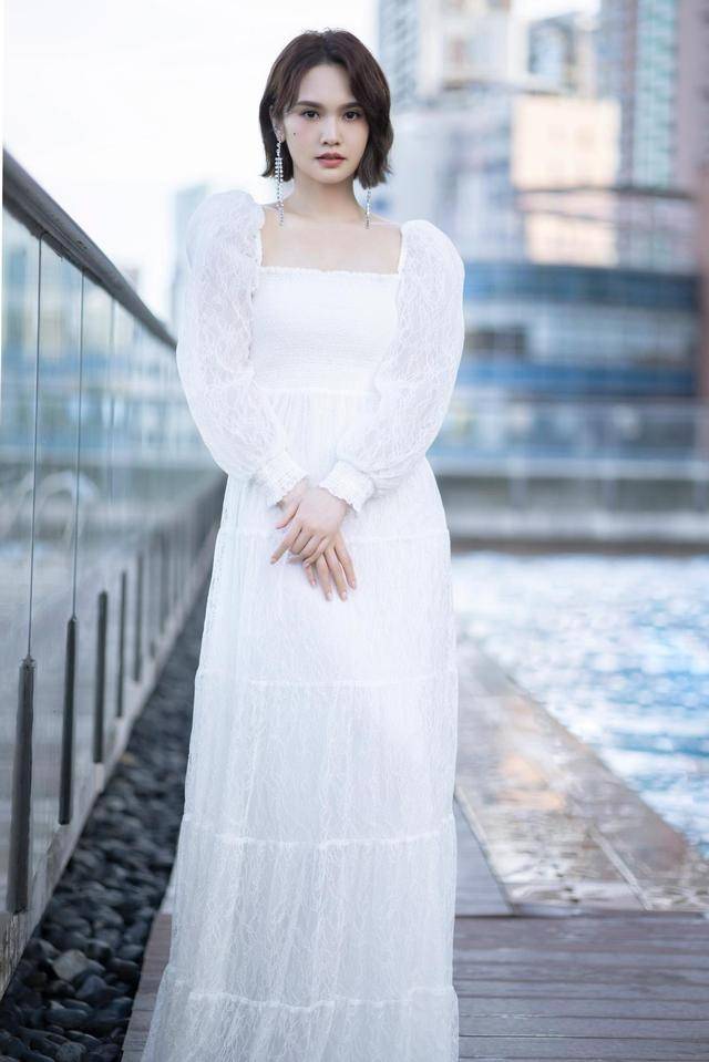视觉 杨丞琳短发辨识度极高，方领灯笼袖尽显纯欲风，状态看不出37岁