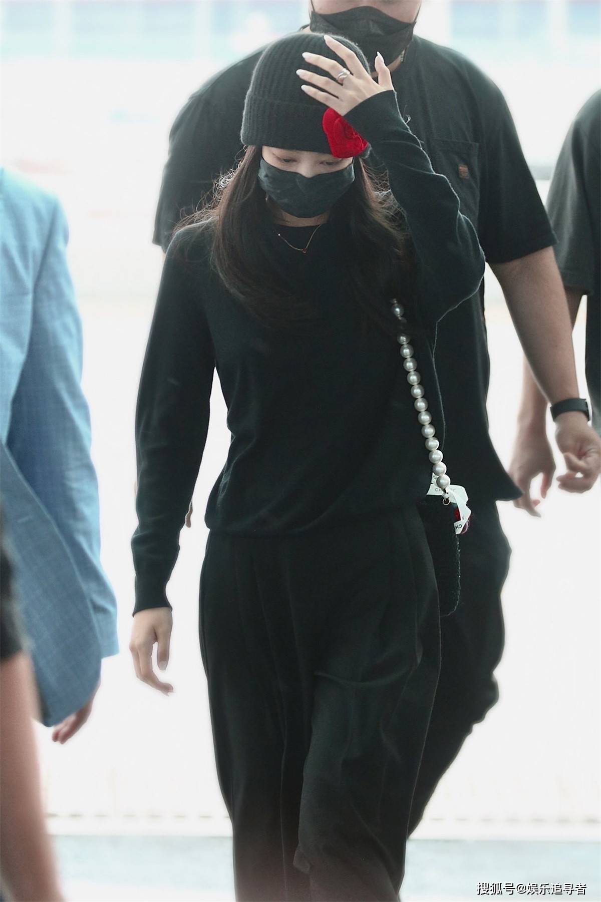 黑色 BLACKPINK Jennie前往巴黎，衣服却成焦点，至少有3个品牌？