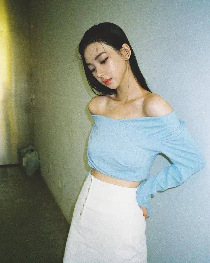 白女士 秋天换季穿啥？网友：女明星都钟爱的针织单品是时候安排了！
