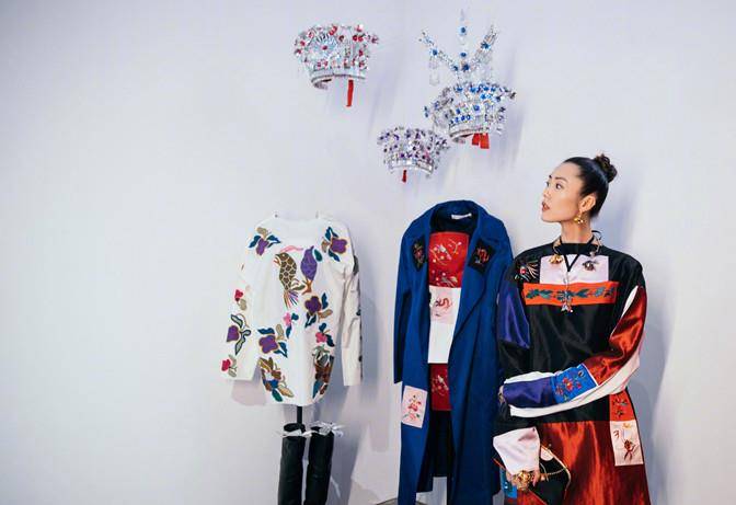 身材 刘雯新发型大变样！穿针织衫高扎丸子头太酷，天然头额骨极具特色