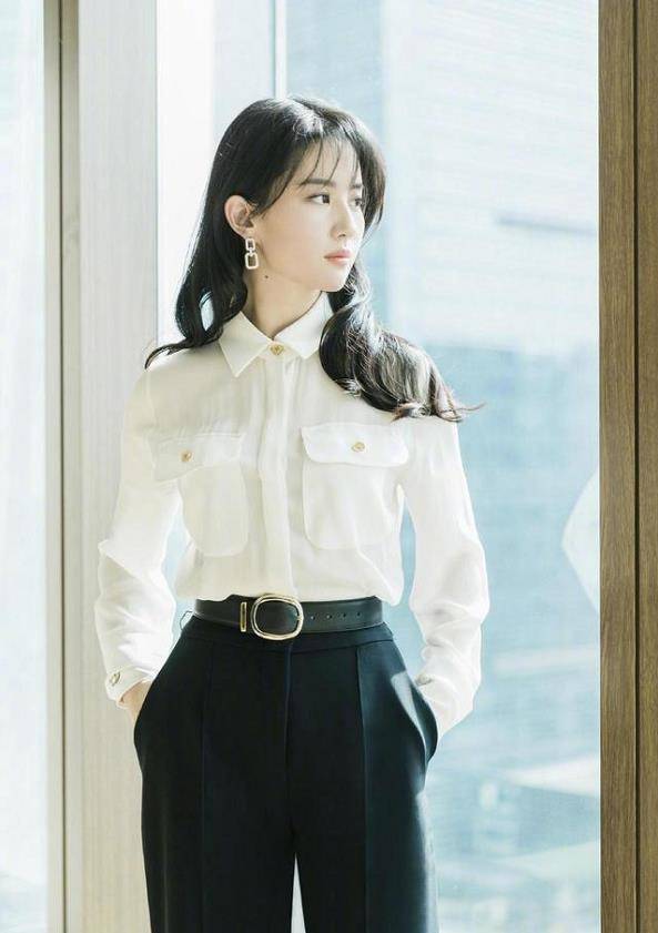 傲人 刘亦菲穿红色长裙亮相，秀出傲人的身材曲线，散发高贵优雅气质