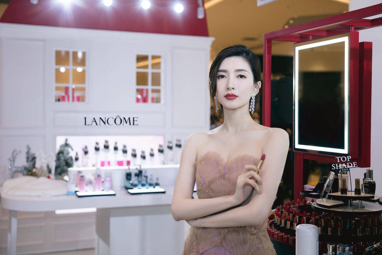 套装 江疏影人美又会穿,一身印花套装高调张扬,秀“漫画腿”好惹眼