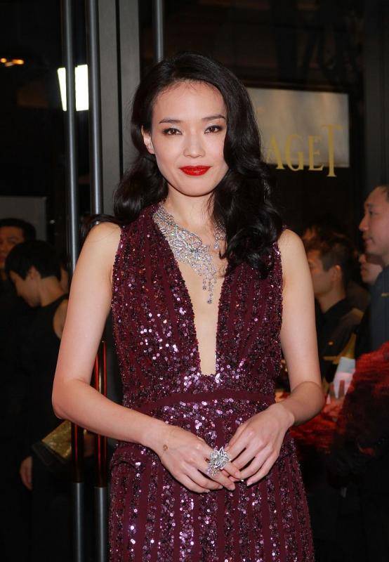 设计 舒淇穿上亮片裙真是风情万种，胸前开叉挺别致，浓妆红唇更撩人