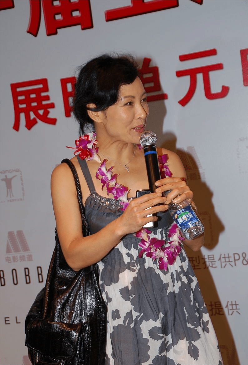 特色 陈冲不穿礼裙，偏爱“睡衣裙”，穿得滑溜又鲜亮，看着挺有特色的