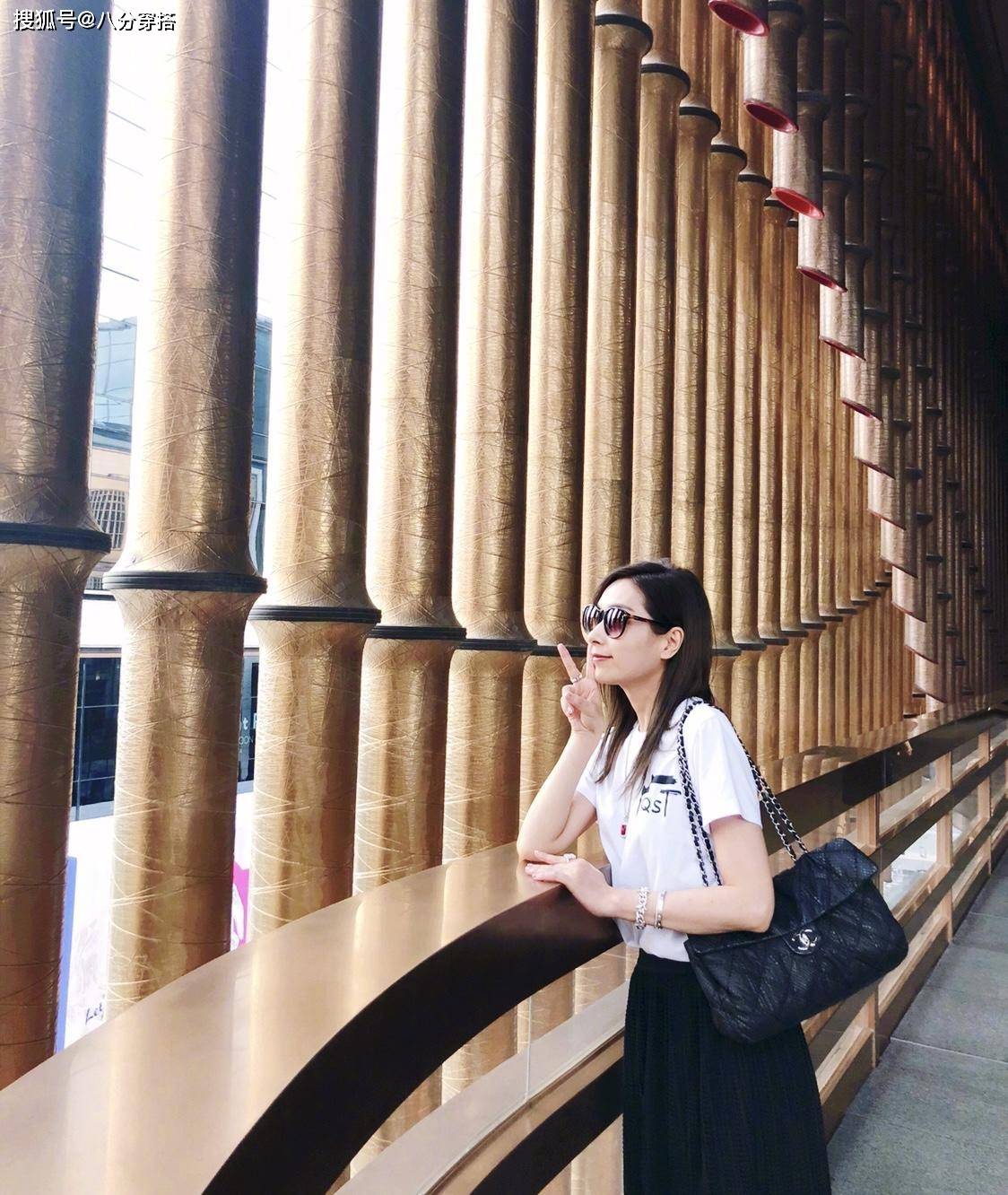 身材 杨恭如47岁气质仍惊艳，一袭白色礼服华丽高级，气场全开真惹眼