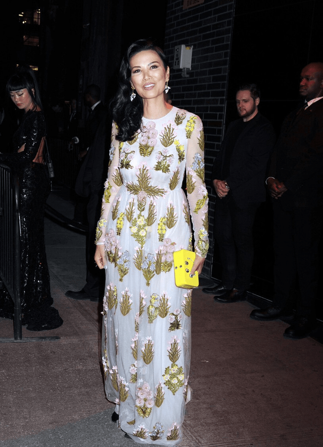 颜色 邓文迪的气质真挺好，花裙子一般人很难驾驭，女王风范挺强