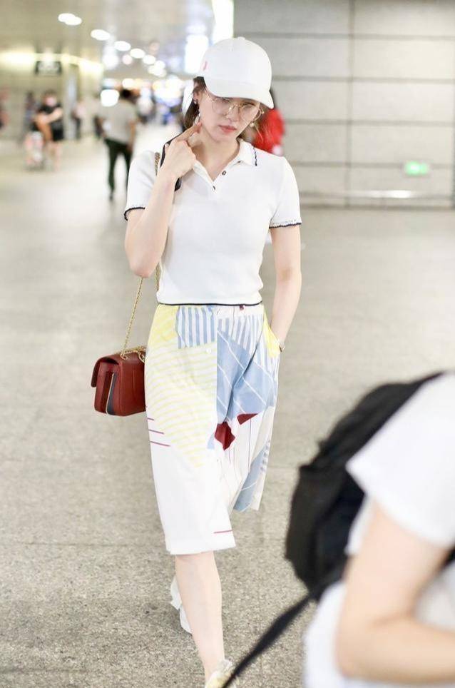 整体 刘诗诗穿polo衫拍照片，既清纯又动人，仿佛是学生时代的校花