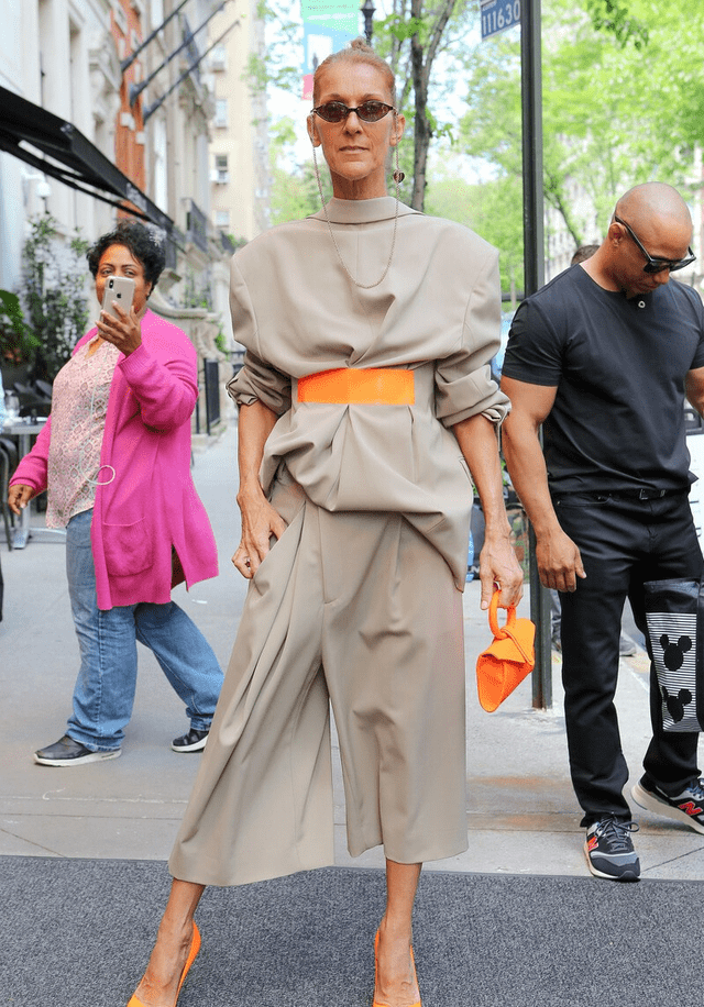 进行 席琳迪翁撞衫唐嫣，西装反穿更有个人魅力，时尚感不服不行