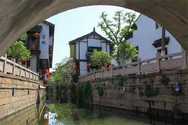 上海郊区最著名的古镇，为啥竟是因为小笼包闻名于世？