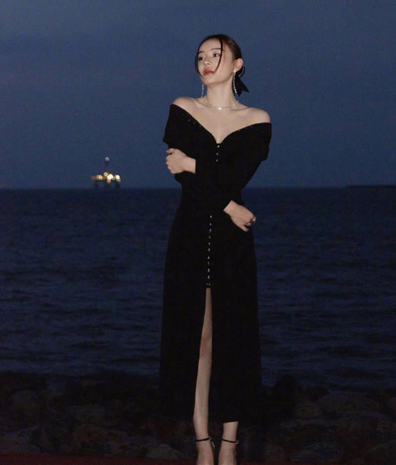 身材 袁姗姗又赢在了“马甲线”,红毯上穿黑裙蛮腰抢镜,腿粗也没减分