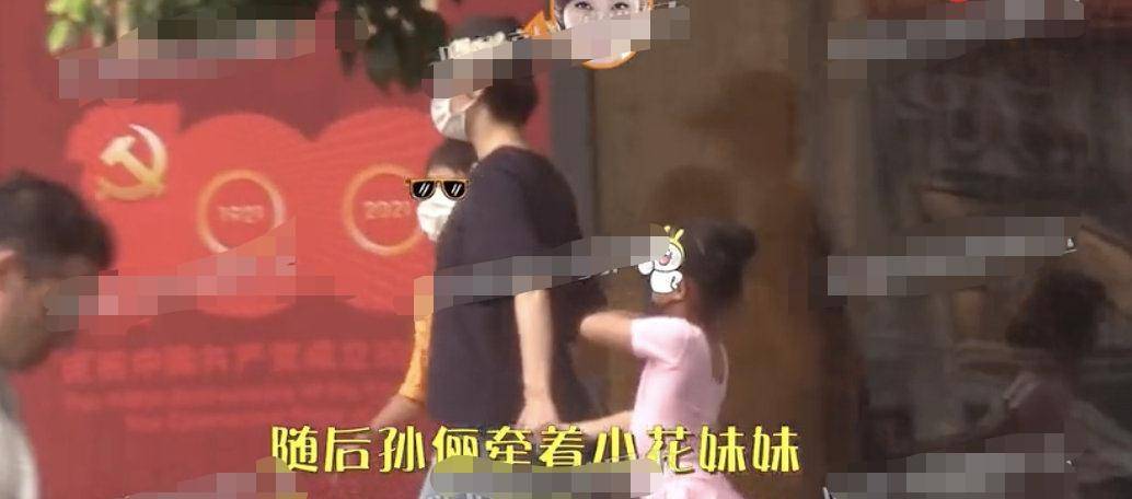 下半身 孙俪带儿子送女儿去学跳舞,女儿穿粉色舞蹈衣,肉肉小屁股太可爱