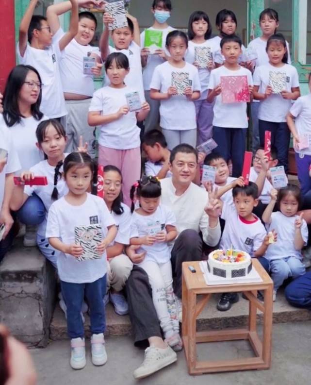 生日 李亚鹏正式过50岁生日好心酸！穿唐装变老头，小19岁女友一直没在