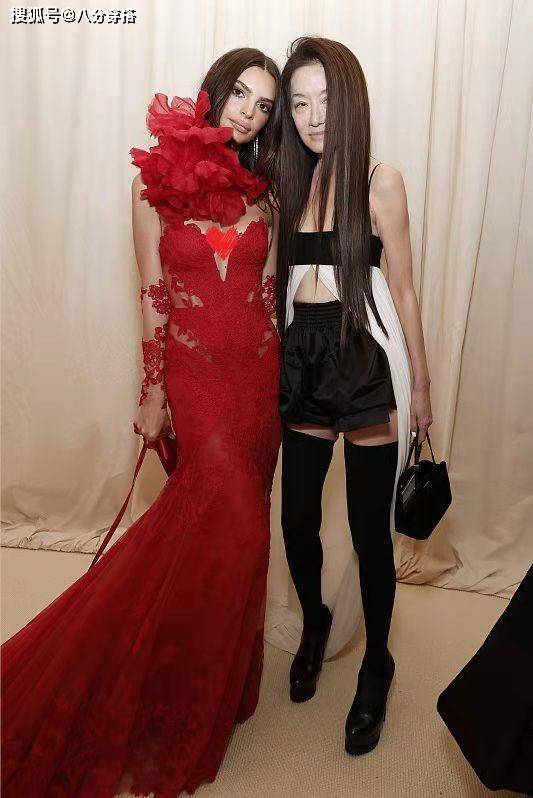 黑色 王薇薇是“奶奶辈顶流”，黑白拼色抹胸配短裤高挑时髦，优雅大气