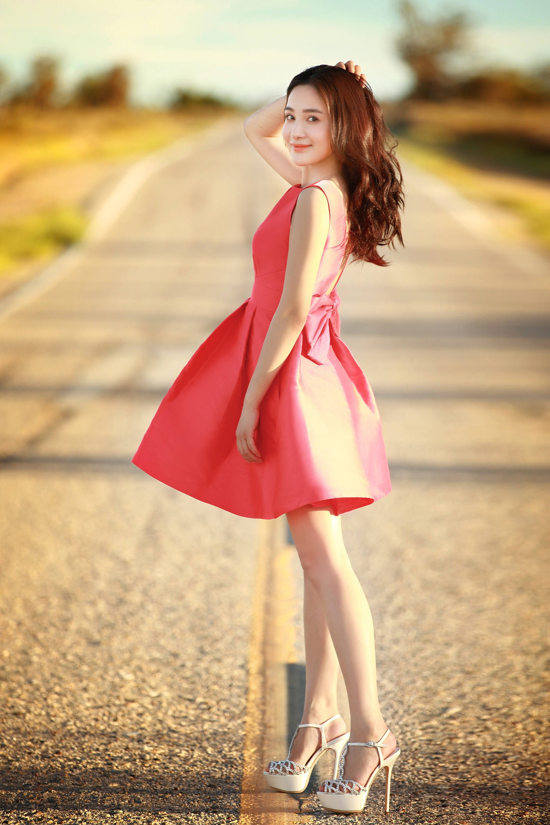 原创月光女神孙嘉璐吊带搭配出礼服效果曾和苗圃王耀庆合作