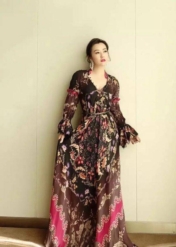 腰带 郝蕾真的好“敢穿”，绿色缎面连体裤配腰带，大长腿真的好显眼