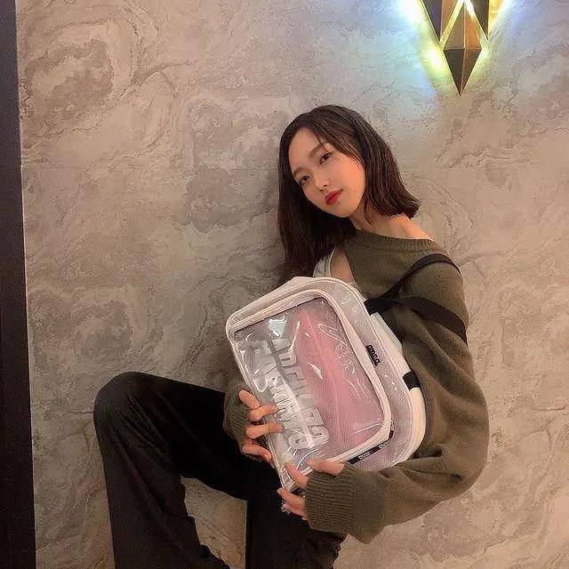 白女士 秋天换季穿啥？网友：女明星都钟爱的针织单品是时候安排了！