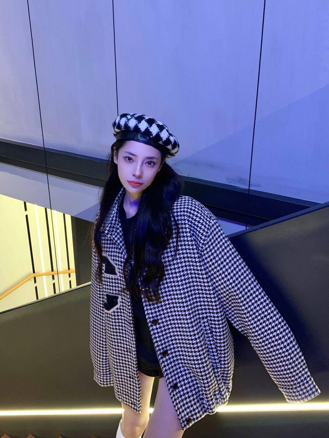 时尚 谁说黑白灰只能单调?掌握这几个搭配思路,基础色也能穿出高级感