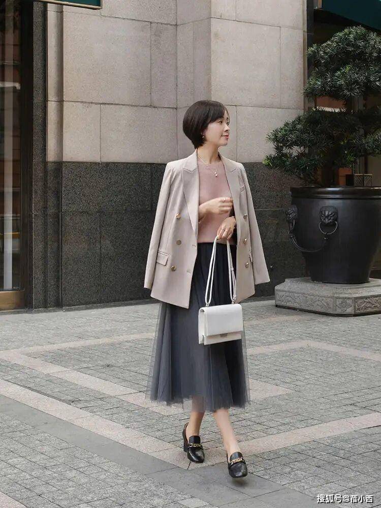 西裤 秋季职场穿搭如何穿出高级感？衬衫、西装、半身裙搭配给你灵感