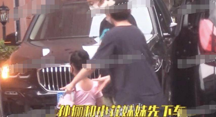 下半身 孙俪带儿子送女儿去学跳舞,女儿穿粉色舞蹈衣,肉肉小屁股太可爱