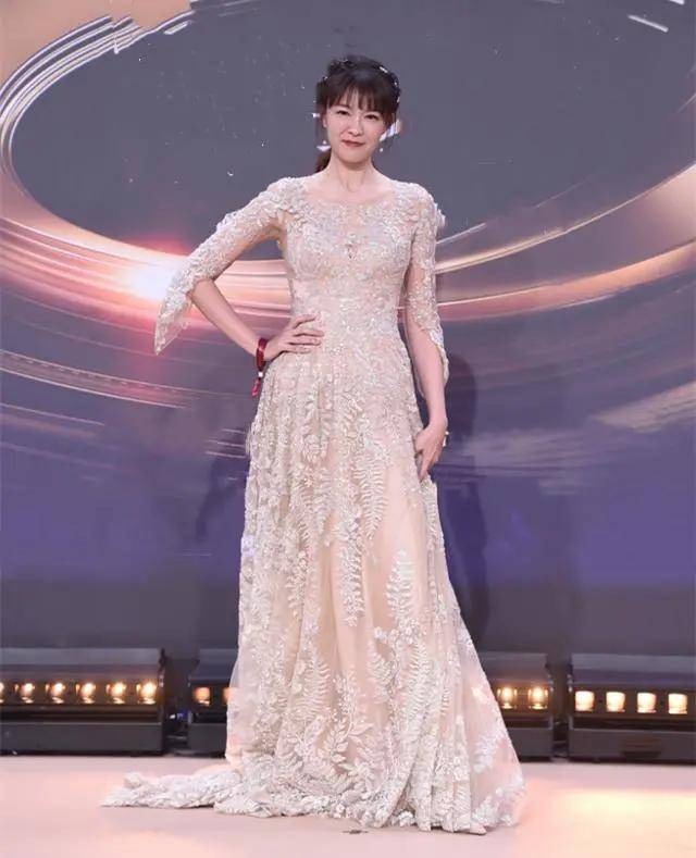 宋佳 金晨佟丽娅撞造型后表情太崩溃！30位女星撞衫修罗场，谁丑谁尴尬