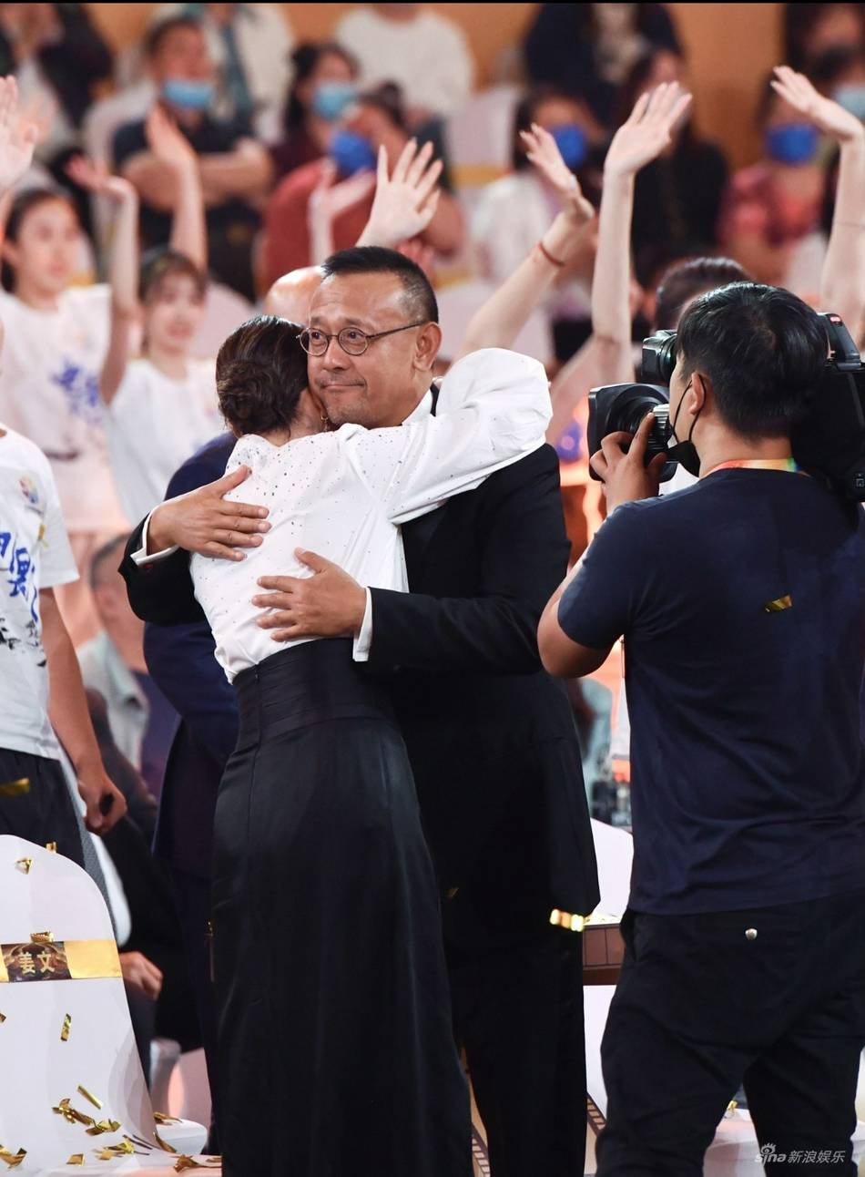 北影|回忆杀！巩俐姜文北影节同台颁奖 有说有笑还有动情拥抱