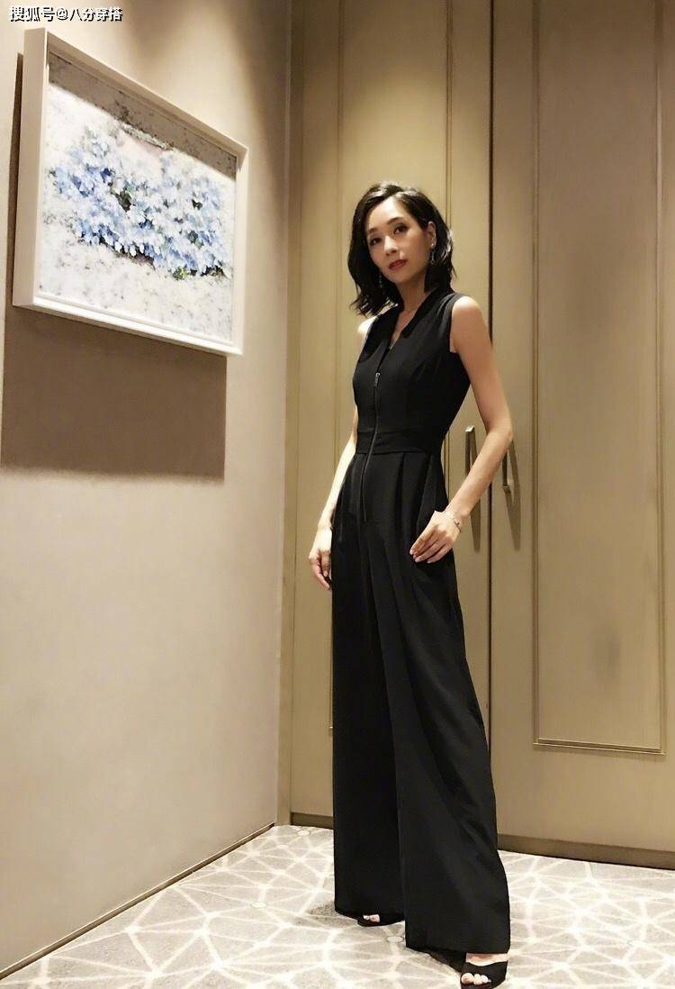 身材 杨恭如47岁气质仍惊艳，一袭白色礼服华丽高级，气场全开真惹眼