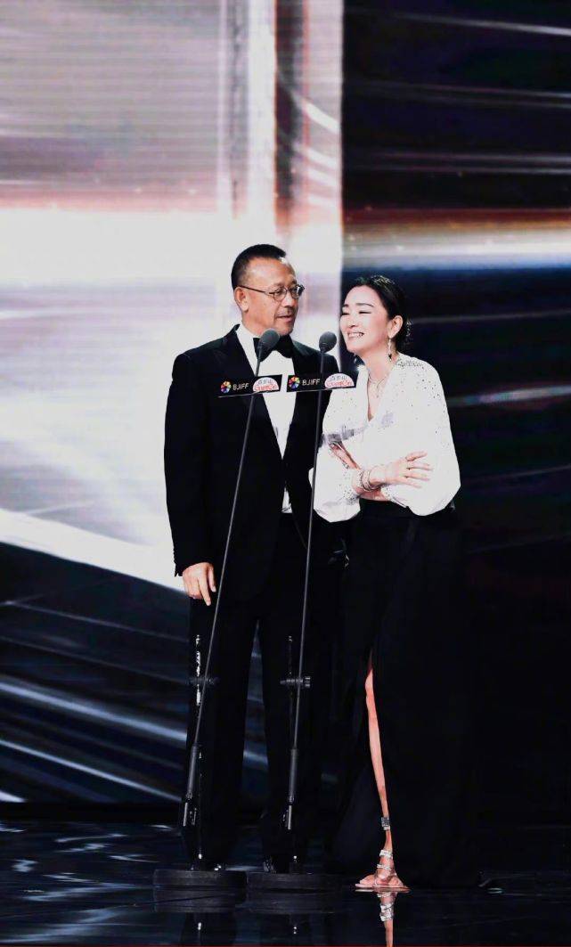 大顶 两大顶流世纪大同框！巩俐出场再现戛纳封神造型，姜文气场被秒杀