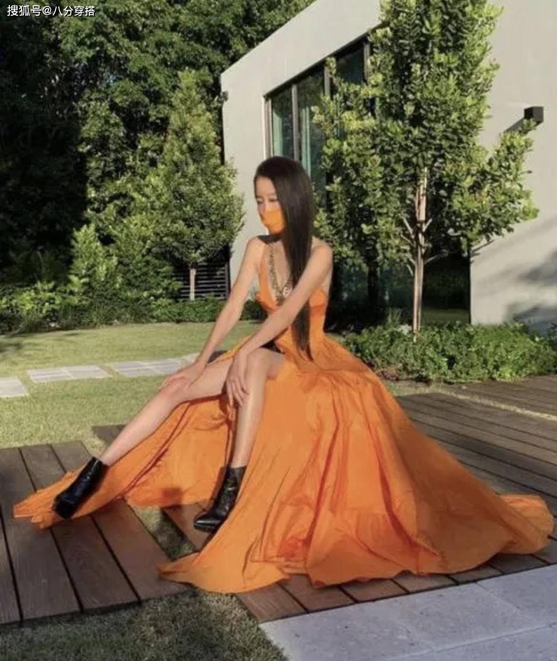 黑色 王薇薇是“奶奶辈顶流”，黑白拼色抹胸配短裤高挑时髦，优雅大气