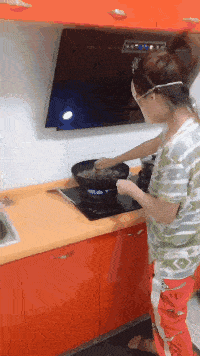 搞笑GIF趣圖:媳婦下廚，把兒子光頭強面具都帶上了！ 搞笑整蠱 第1张