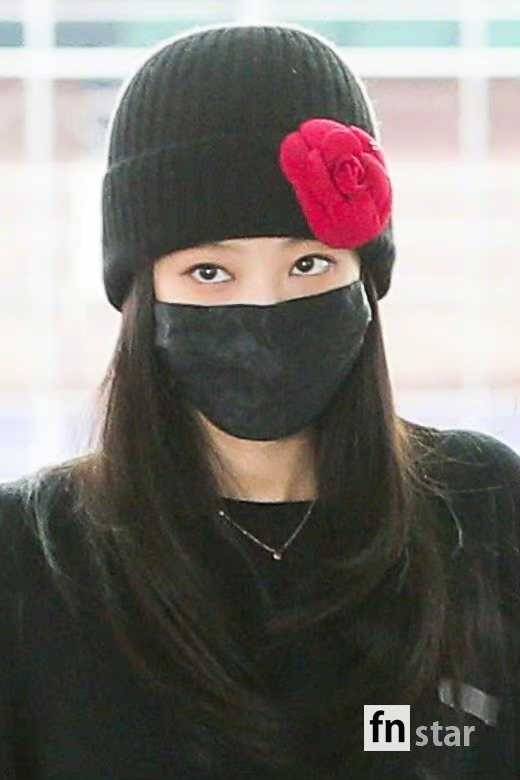 网友Jennie赴时装周，机场穿搭亮点满满，越来越有男友权志龙的味道