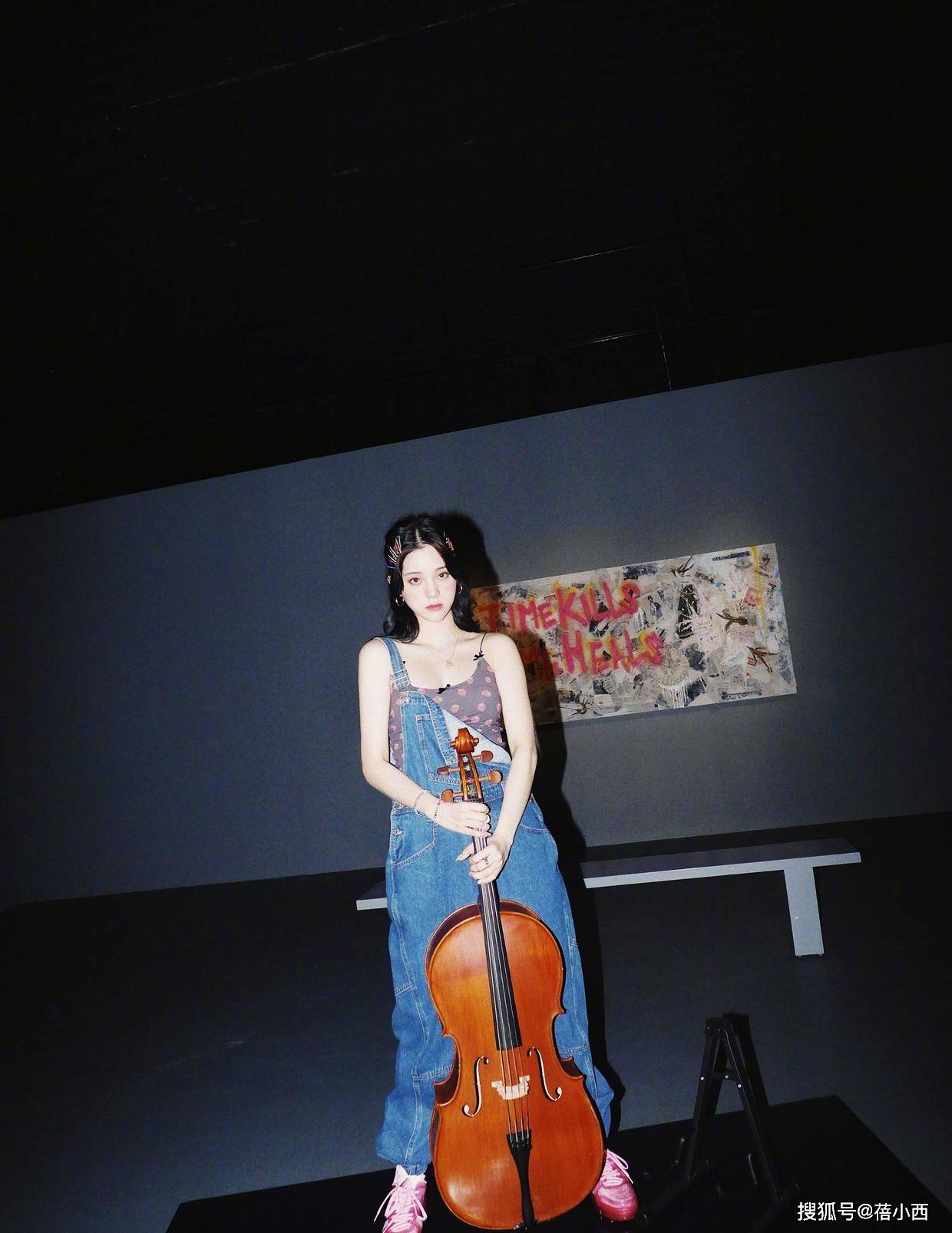 视觉 欧阳娜娜打破传统风格，“吊带+背带”搭配真时髦，这样穿更洋气