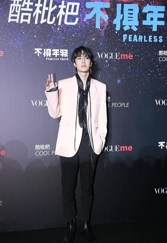 黑色 王一博短发造型很奇特,垫肩服装看着也很奇怪,差点不敢认