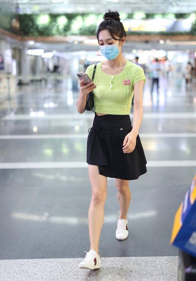 进行 宣璐的腰身真抢眼，穿搭选对很重要，休闲装轻松活力好强