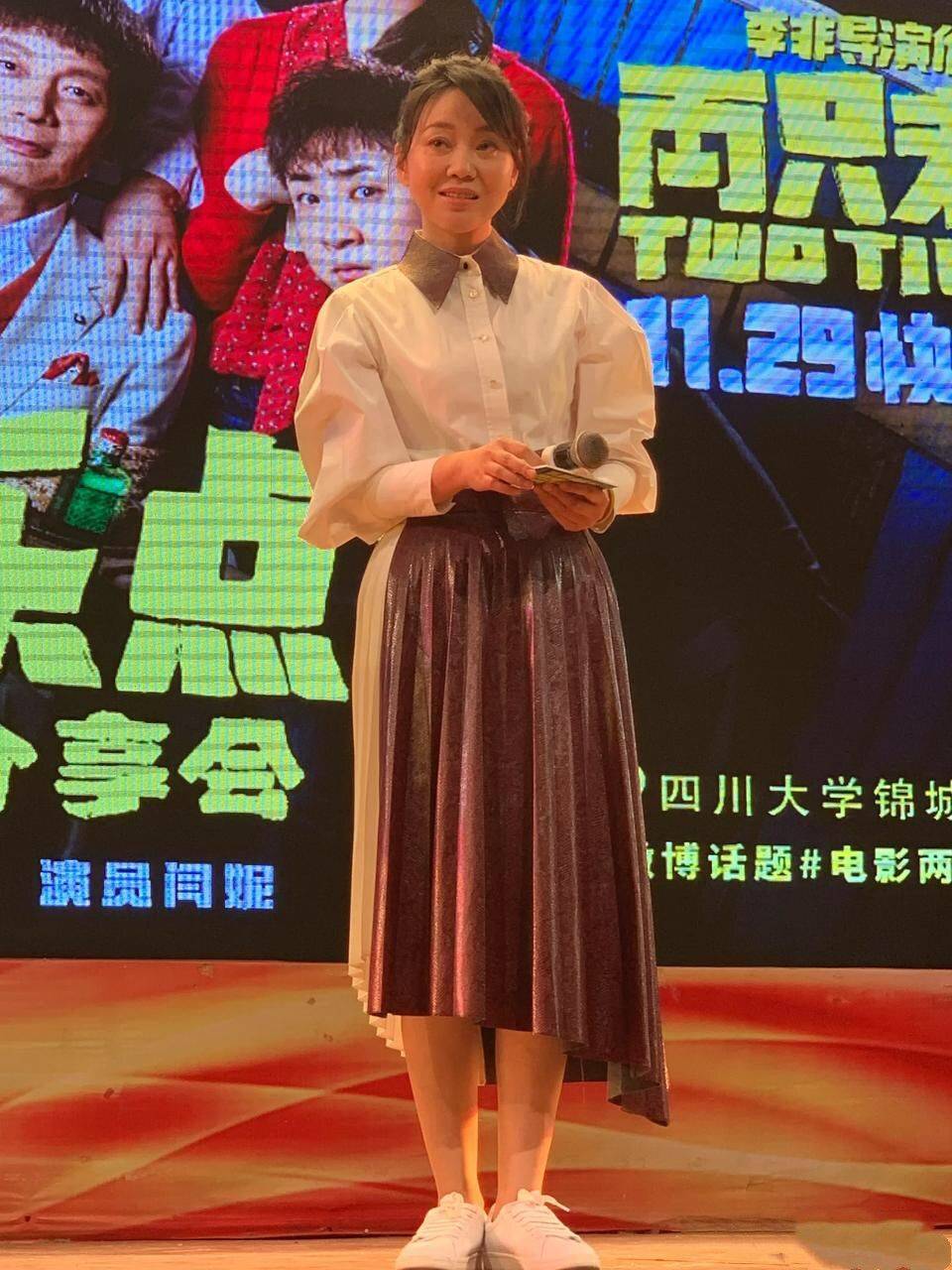 黑色 闫妮素颜一看就是老阿姨，就是穿的年轻时髦，不包装就成普通人！