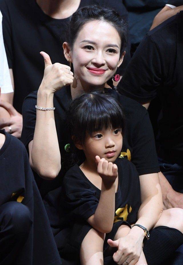 廓形 章子怡首映会太风光！女儿公开助阵首亮相，穿黑色素颜美过章子怡