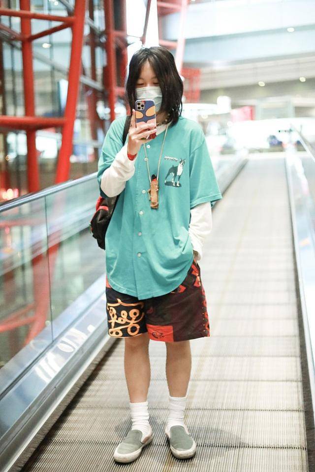 窦唯 窦靖童这搭配真随了父母，有窦唯的热情和王菲的随性，风格特别