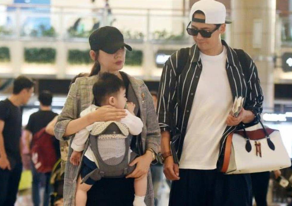 向来偏 秋瓷炫一家现身机场，女方背娃似保姆男方一身轻松