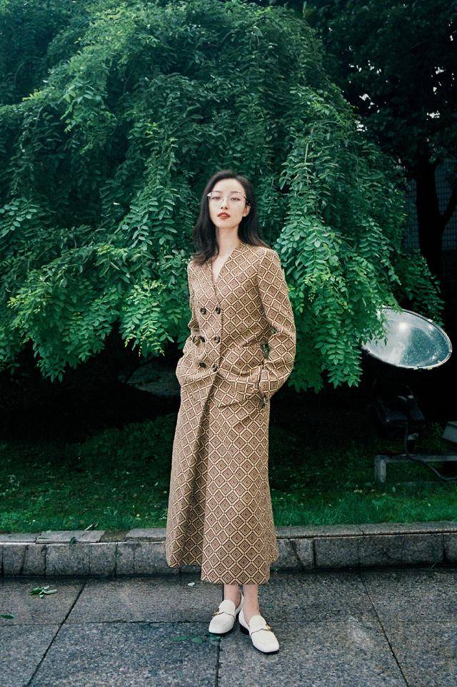 服装 倪妮真的“太狠了”，红色格纹外套穿出满屏时尚感，真是不服不行
