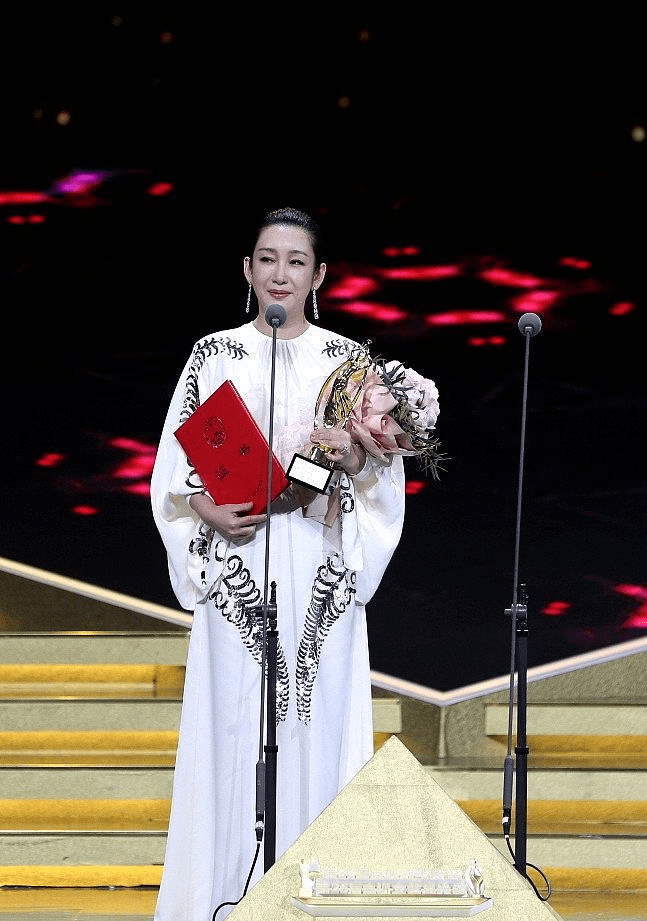 身材 秦海璐的优雅都是长裙给的，私服礼服都高级，娇嫩是宠出来的