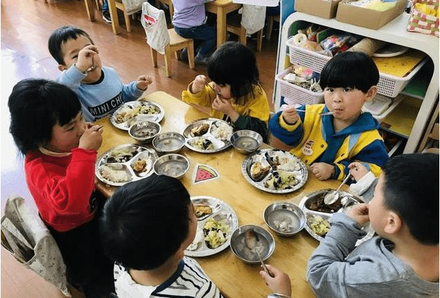 办学|幼儿园遇“招生慌”，多地变成“门可罗雀”，理解鼓励三胎原因了