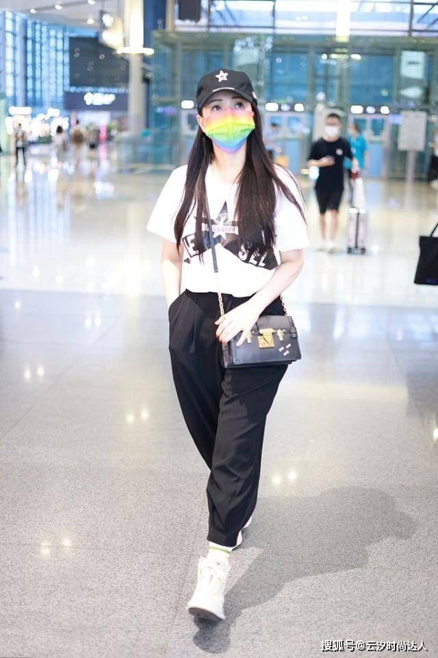 身材 伊能静越老越会穿，与儿子同框满满少女感，两人不像母子更像姐弟