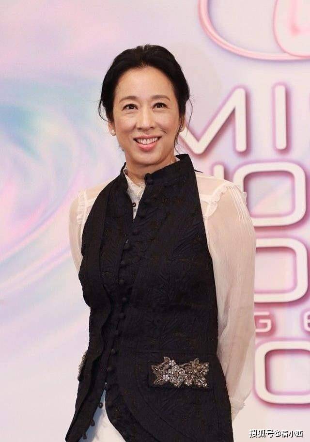 一身 朱玲玲真不愧是“阔太”，一身黑+白搭配真高级，哪像大婶的年纪