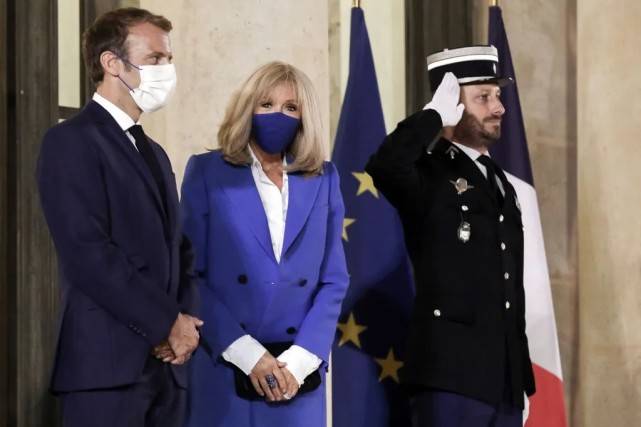 布丽 布丽吉特闪耀时装秀！穿蓝裙半扎马尾真少女，换了发型果然超好看