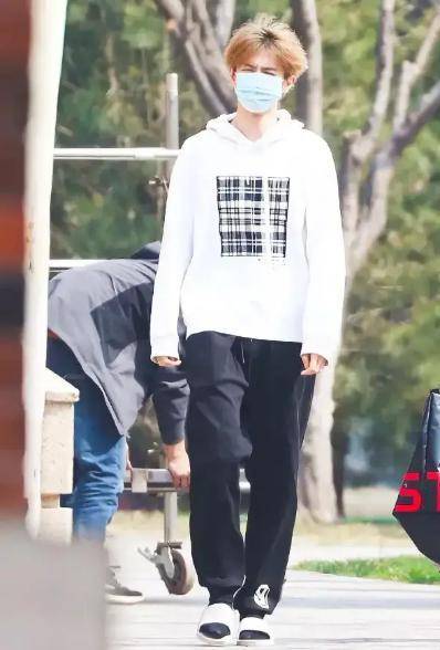 Made 有骨气!明星们换拖鞋上班的背后,我们该思考的国货现状!