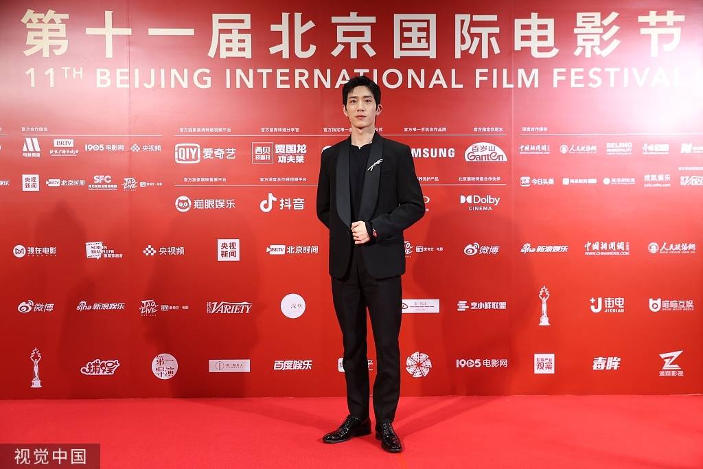 何冰 11届北影节闭幕：巩俐高开衩长裙秀美腿 陈坤张颂文西装儒雅
