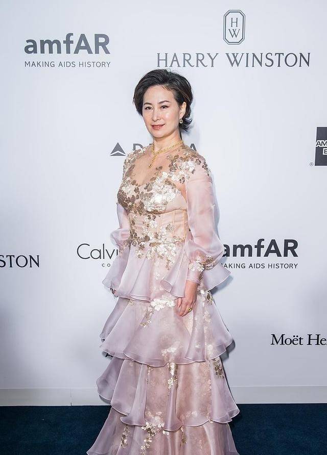 首富 香港女首富何超琼，穿仙女蛋糕裙气场依旧强，与杨紫琼同框真养眼