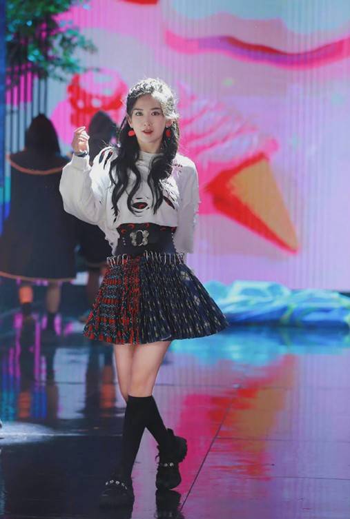 小姑娘 谢娜二胎后更“嫩”了！穿破洞T配印花裙，新潮时尚不输小姑娘