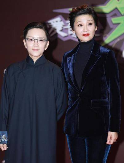 西装 徐帆浓妆造型照样惊艳,搭配短发气场十足,真不愧是大导演的太太