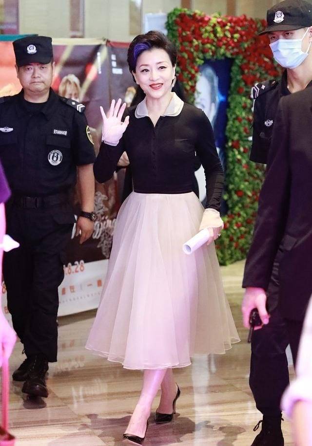 新潮 杨澜学小姑娘赶时髦,穿纱裙挑染蓝发新潮又减龄,气质却依然端庄